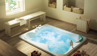 Видео  как наклеить бордюрную ленту на ванну