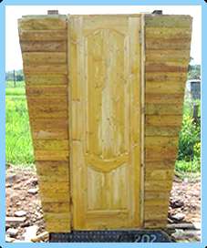 Казашки сикают в деревянном туалете вид снизу